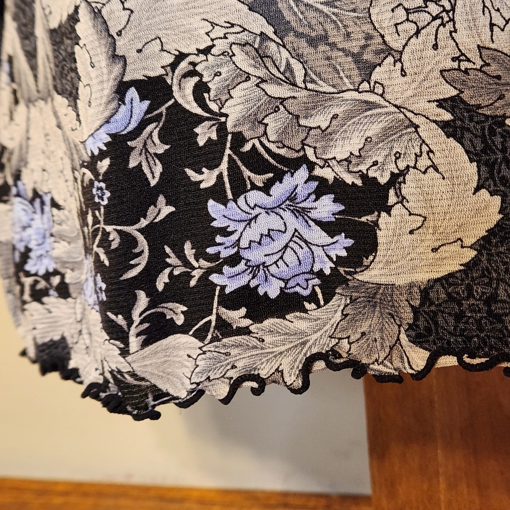 Apostrophe Floral Blouse Large Delicate scalloped bottom hems and cuffs - Picture 6 of 8